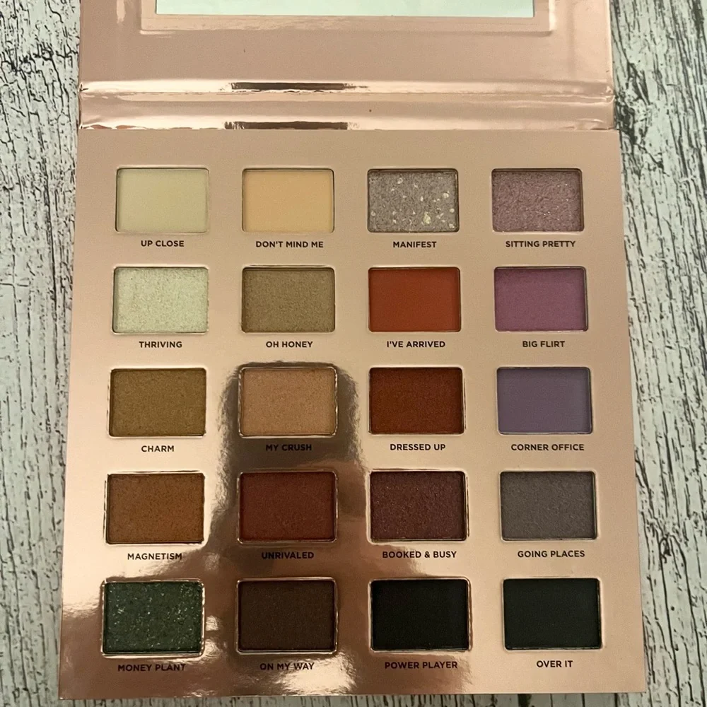 Iconic London DESK TO DANCE EYESHADOW PALETTE brand new in box! - Picture 8 of 14